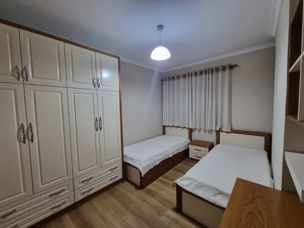 Tirane, jepet me qera apartament 2+1 Kati 3, 90 m² 600 € (Karburant Anel ,Supermarket Spar)