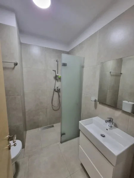 Tirane, jepet me qera apartament 2+1 Kati 3, 90 m² 600 € (Karburant Anel ,Supermarket Spar)