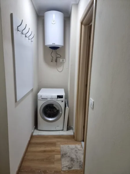 Tirane, jepet me qera apartament 2+1 Kati 3, 90 m² 600 € (Karburant Anel ,Supermarket Spar)
