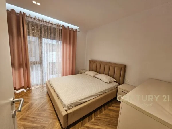 Tirane, jepet me qera apartament 2+1+Aneks+Ballkon Kati 3, 130 m² 1.200 € 