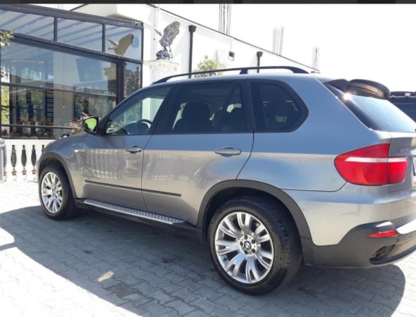 Tirane, shes makine Bmw x5 Benzin+Gaz, gri e erret automatik Klima 220 km 5.900 €