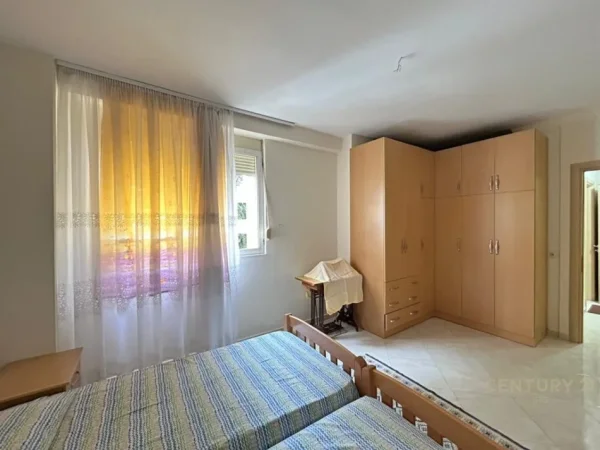 Tirane, jepet me qera apartament 2+1+Aneks+Ballkon Kati 2, 95 m² 900 € 