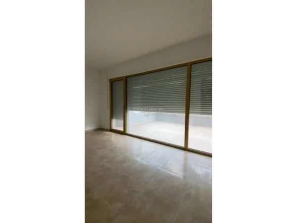 Tirane, jepet me qera zyre Kati 3, 217 m² 3.000 € 