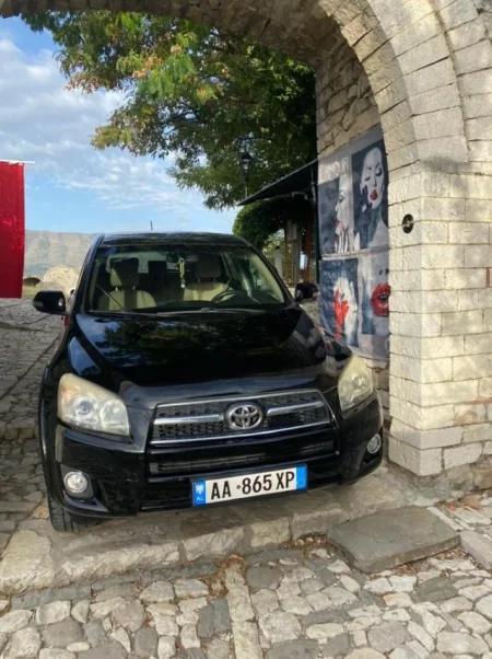 Berat, shes SUV Toyota Rav4 Nafte, e zeze automatik Kondicioner 267.000 km 8.500 €