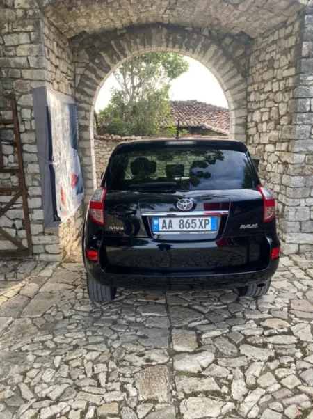 Berat, shes SUV Toyota Rav4 Nafte, e zeze automatik Kondicioner 267.000 km 8.500 €