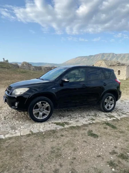 Berat, shes SUV Toyota Rav4 Nafte, e zeze automatik Kondicioner 267.000 km 8.500 €