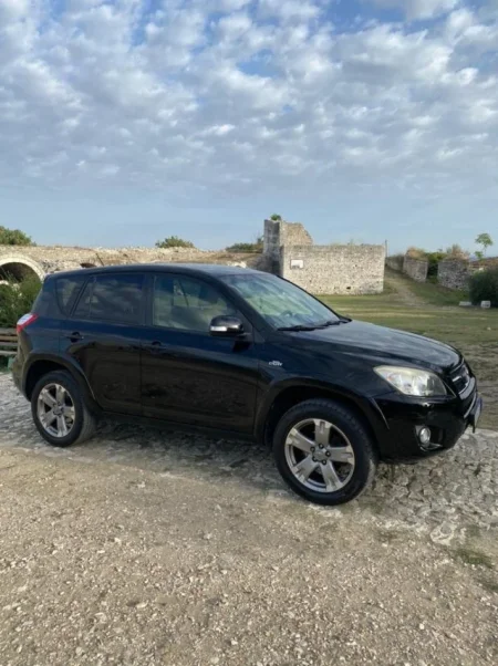 Berat, shes SUV Toyota Rav4 Nafte, e zeze automatik Kondicioner 267.000 km 8.500 €