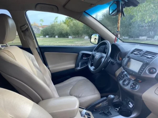 Berat, shes SUV Toyota Rav4 Nafte, e zeze automatik Kondicioner 267.000 km 8.500 €