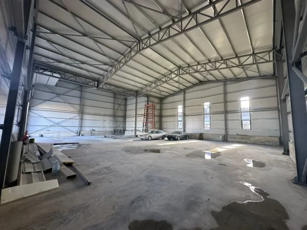 Tirane, jepet me qera magazine Kati 0, 870 m² 2.100 € (vore)