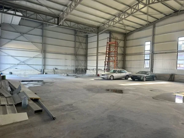 Tirane, jepet me qera magazine Kati 0, 870 m² 2.100 € (vore)