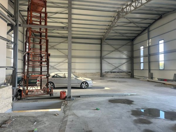 Tirane, jepet me qera magazine Kati 0, 870 m² 2.100 € (vore)