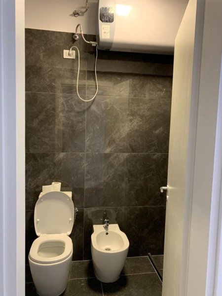 Tirane, jepet me qera apartament 2+1 Kati 4, 90 m² 600 € 