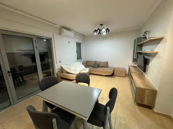 Tirane, jepet me qera apartament 1+1 Kati 3, 
