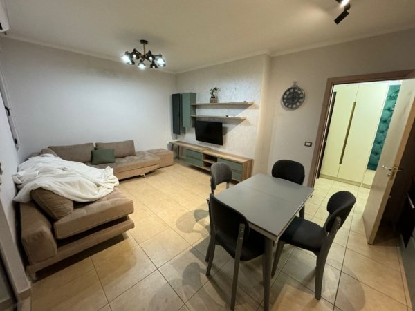 Tirane, jepet me qera apartament 1+1 Kati 3, 