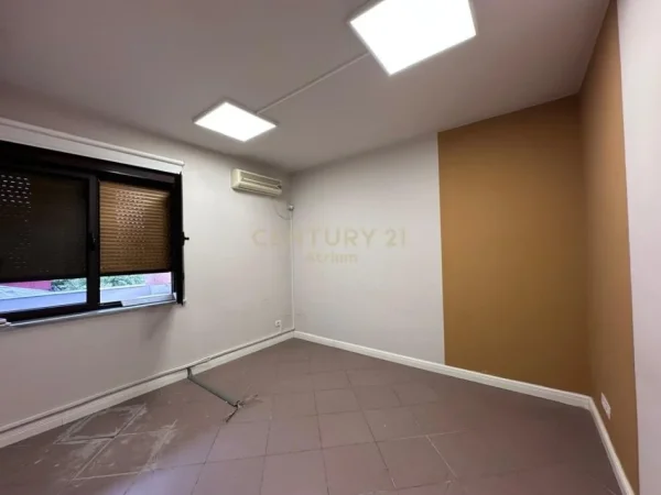 Tirane, jepet me qera zyre Kati 1, 93 m² 1.000 € 