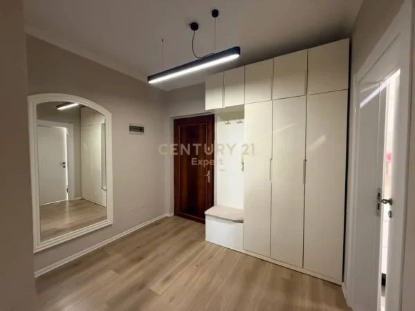 Tirane, jepet me qera apartament 1+1+Aneks+Ballkon Kati 4, 70 m² 850 € 