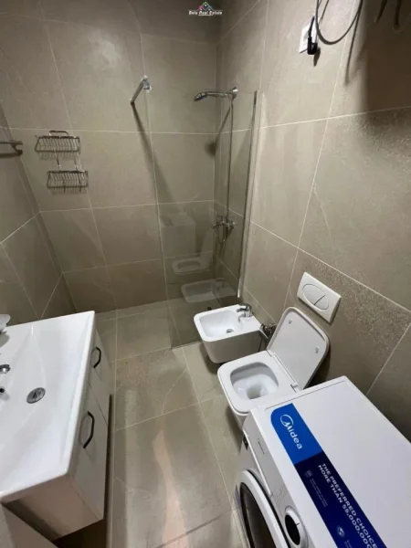 Tirane, jepet me qera apartament 1+1+Ballkon Kati 8, 65 m² 60.000 leke  (shkolla e kuqe)