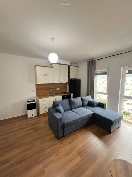 Tirane, jepet me qera apartament 1+1+Ballkon Kati 8, 65 m² 60.000 leke  (shkolla e kuqe)