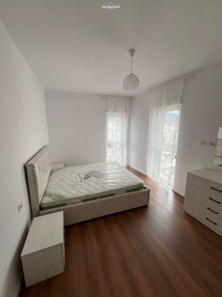 Tirane, jepet me qera apartament 1+1+Ballkon Kati 8, 65 m² 60.000 leke  (shkolla e kuqe)