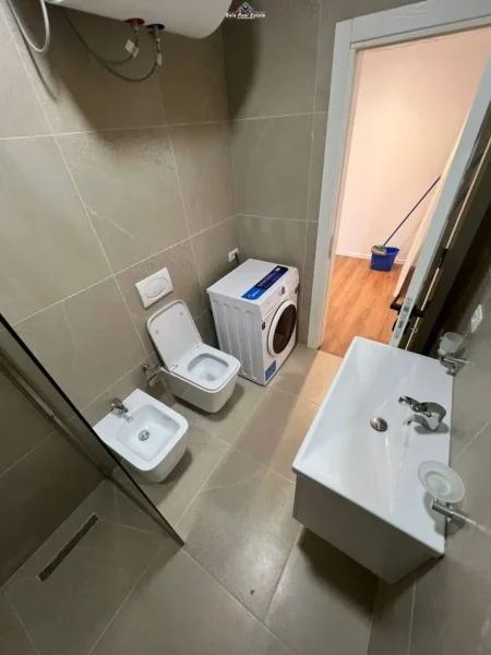 Tirane, jepet me qera apartament 1+1+Ballkon Kati 8, 65 m² 60.000 leke  (shkolla e kuqe)