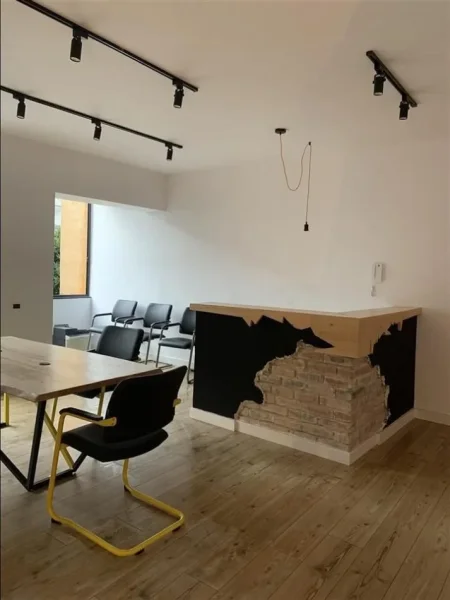 Tirane, jepet me qera ambjent biznesi Kati 2, 110 m² 1.000 € (RRUGA E DURRESIT)