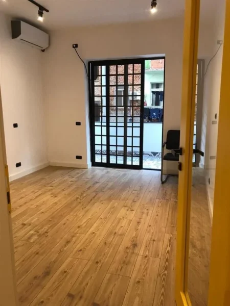 Tirane, jepet me qera ambjent biznesi Kati 2, 110 m² 1.000 € (RRUGA E DURRESIT)