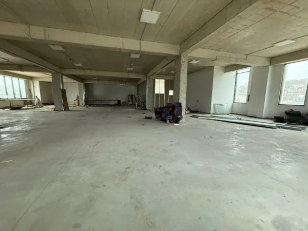 Tirane, jepet me qera magazine Kati 0, 650 m² 2.000 € (PEZE HELMES)