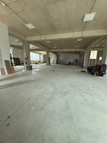 Tirane, jepet me qera magazine Kati 0, 650 m² 2.000 € (PEZE HELMES)