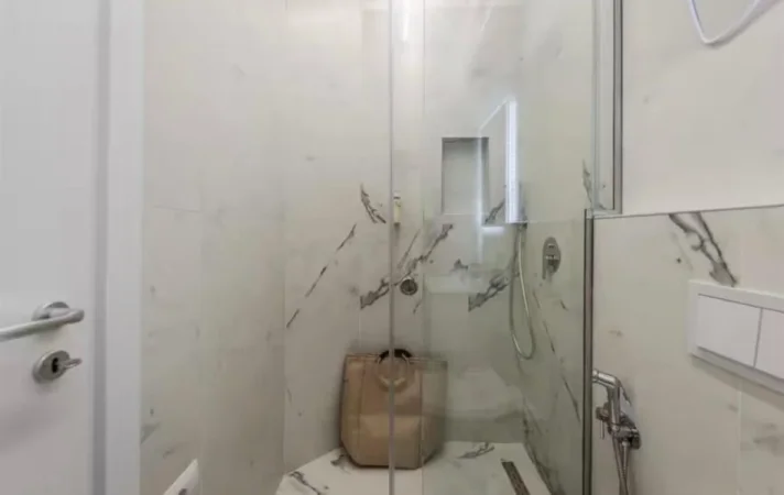 Tirane, jepet me qera apartament 1+1+Ballkon Kati 4, 64 m² 700 € 