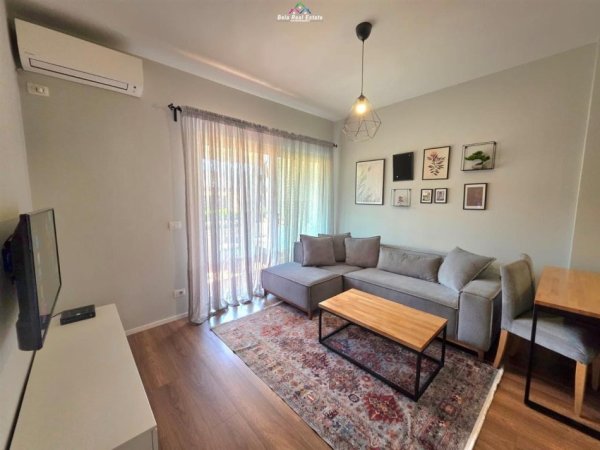 Tirane, jepet me qera apartament 1+1+Ballkon Kati 3, 60 m² 600 € (liqeni i thate)