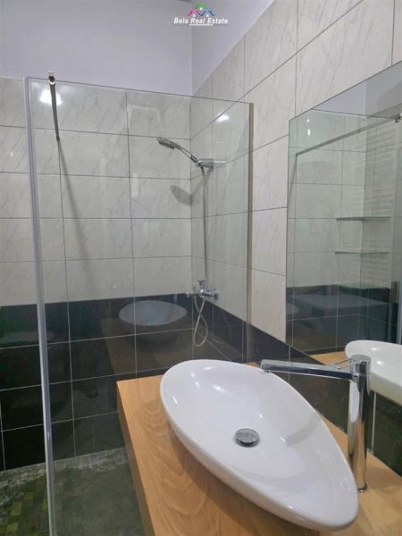 Tirane, jepet me qera apartament 1+1+Ballkon Kati 3, 60 m² 600 € (liqeni i thate)