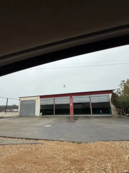 Tirane, jepet me qera magazine Kati 0, 1.000 m² 1.500 € (PEZE HELMES)