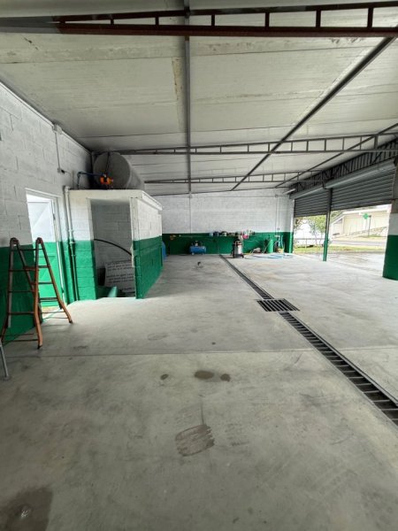 Tirane, jepet me qera magazine Kati 0, 1.000 m² 1.500 € (PEZE HELMES)