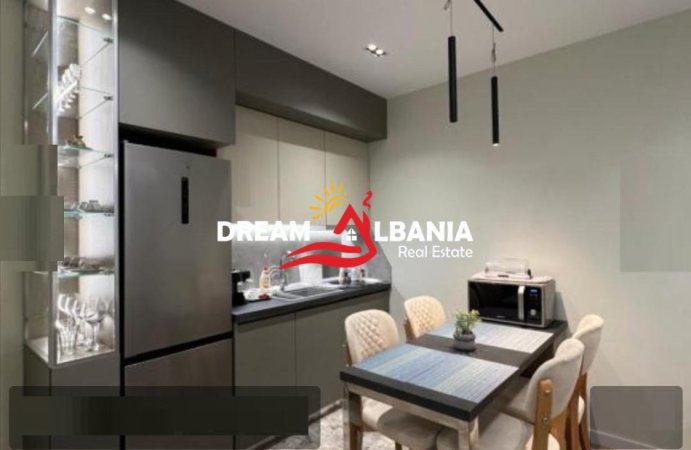 Tirane, jepet me qera apartament 1+1 , 75 m² 800 € (ne Qender prane Piaces)