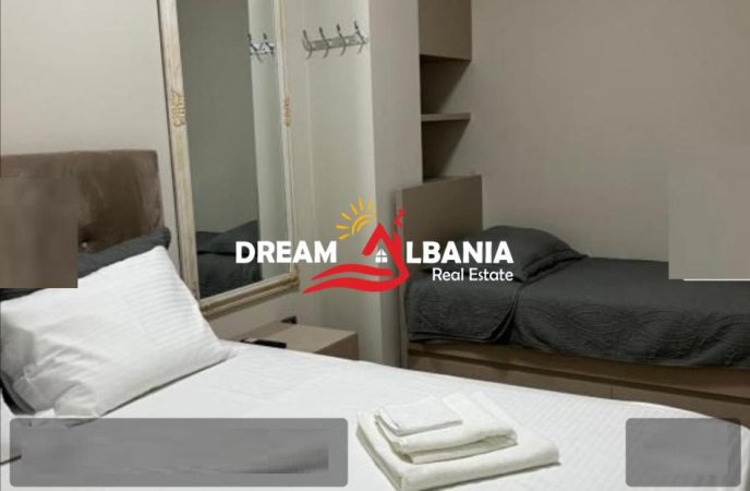 Tirane, jepet me qera apartament 1+1 , 75 m² 800 € (ne Qender prane Piaces)