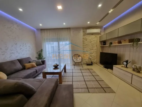 Tirane, jepet me qera apartament 2+1+Ballkon , 104 m² 900 € (Kopshti Botanik)
