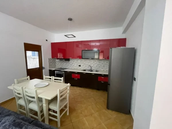 Tirane, jepet me qera apartament 3+1 , 150 m² 700 € (ASTIR)