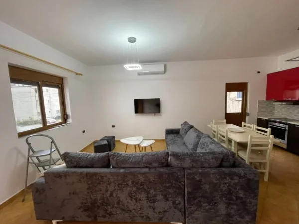 Tirane, jepet me qera apartament 3+1 , 150 m² 700 € (ASTIR)