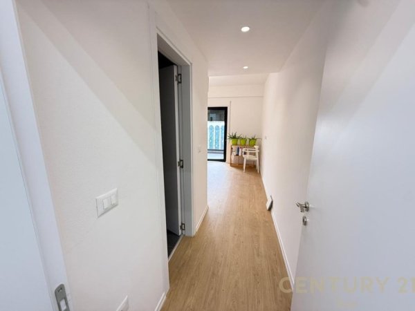 Tirane, jepet me qera zyre Kati 6, 117 m² 1.500 € (Rr. Kavajes)