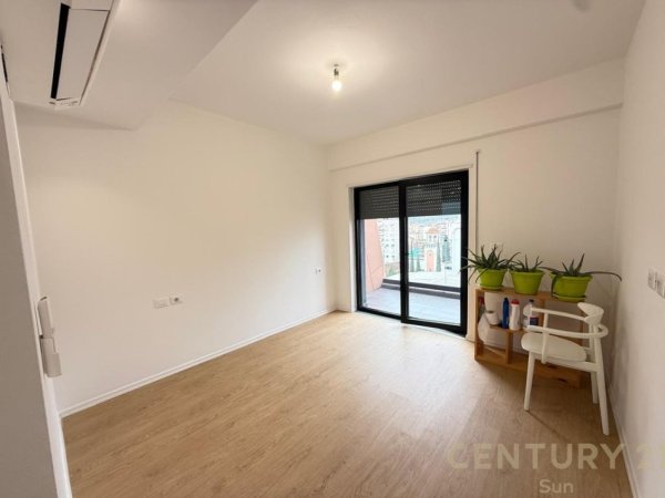 Tirane, jepet me qera zyre Kati 6, 117 m² 1.500 € (Rr. Kavajes)