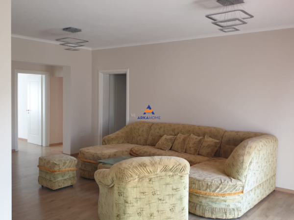 Tirane, jepet me qera apartament 3+1+Ballkon Kati 3, 140 m² 650 € (VILA NDODHET TEK VILA BAMIRIT, 20 M NGA DALJA E AUTOSTRATES,TE FRESKU)