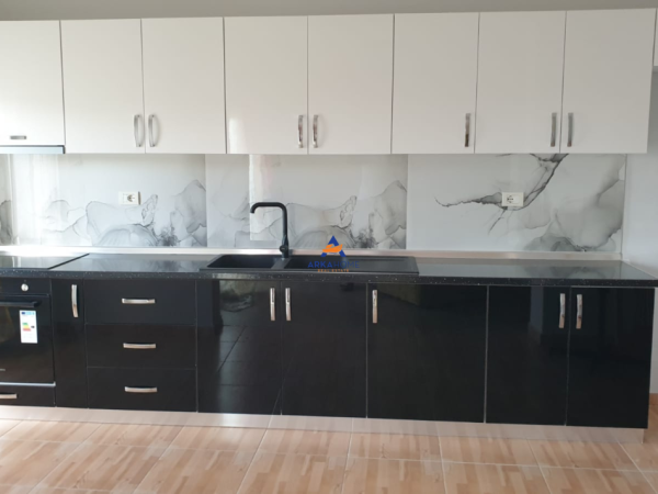 Tirane, jepet me qera apartament 3+1+Ballkon Kati 3, 140 m² 650 € (VILA NDODHET TEK VILA BAMIRIT, 20 M NGA DALJA E AUTOSTRATES,TE FRESKU)