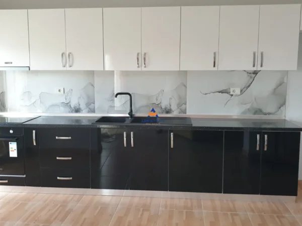 Tirane, jepet me qera apartament 3+1+Ballkon Kati 3, 140 m² 650 € (VILA NDODHET TEK VILA BAMIRIT, 20 M NGA DALJA E AUTOSTRATES,TE FRESKU)