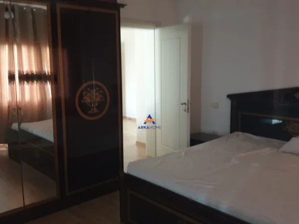 Tirane, jepet me qera apartament 3+1+Ballkon Kati 3, 140 m² 650 € (VILA NDODHET TEK VILA BAMIRIT, 20 M NGA DALJA E AUTOSTRATES,TE FRESKU)