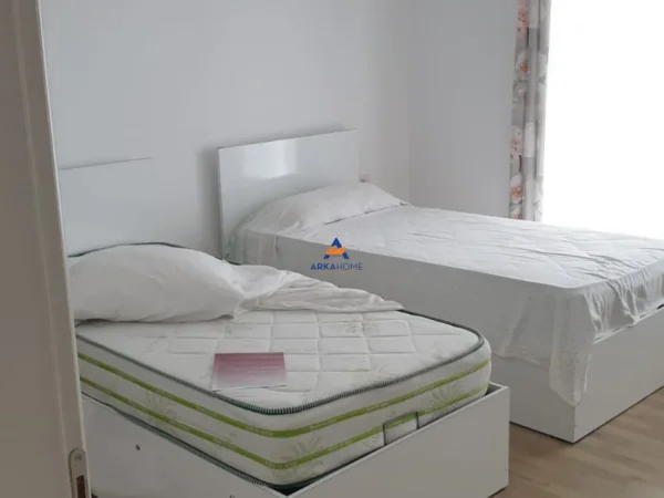 Tirane, jepet me qera apartament 3+1+Ballkon Kati 3, 140 m² 650 € (VILA NDODHET TEK VILA BAMIRIT, 20 M NGA DALJA E AUTOSTRATES,TE FRESKU)