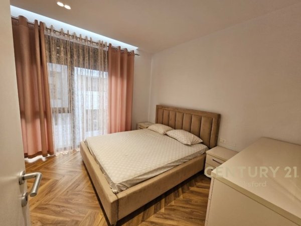 Tirane, jepet me qera apartament 2+1+Aneks+Ballkon Kati 3, 130 m² 1.200 € (Liqeni i Thate)