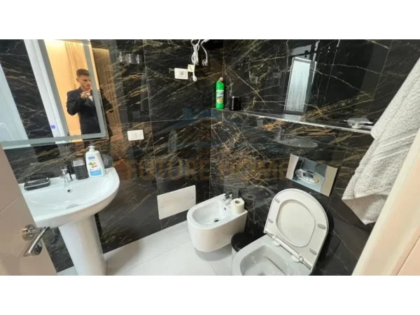 Tirane, jepet me qera apartament 2+1 Kati 7, 90 m² 700 € 