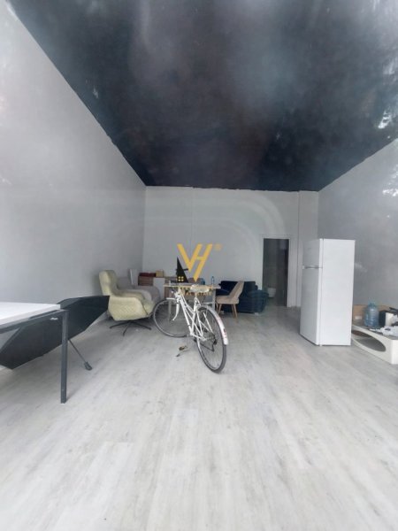 Tirane, jepet me qera dyqan Kati 0, 42 m² 450 € (ASTIR)