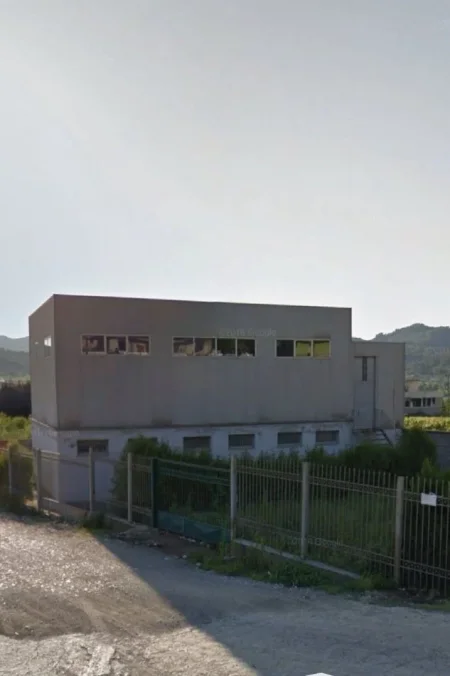 Tirane, shitet magazine Kati 0, 136 m² 300.000 € (PEZE HELMES)