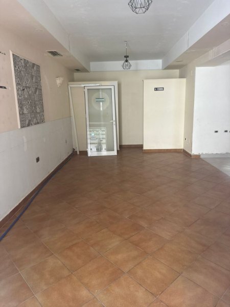 Tirane, jepet me qera ambjent biznesi Kati 0, 95 m² 1.200 € (STADIUMI DINAMO)